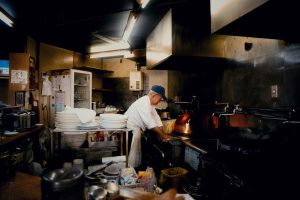 אלברט שימחוב מביא את המטבח הבוכארי לאור הזרקורים – ומרגש את חובבי הבישול